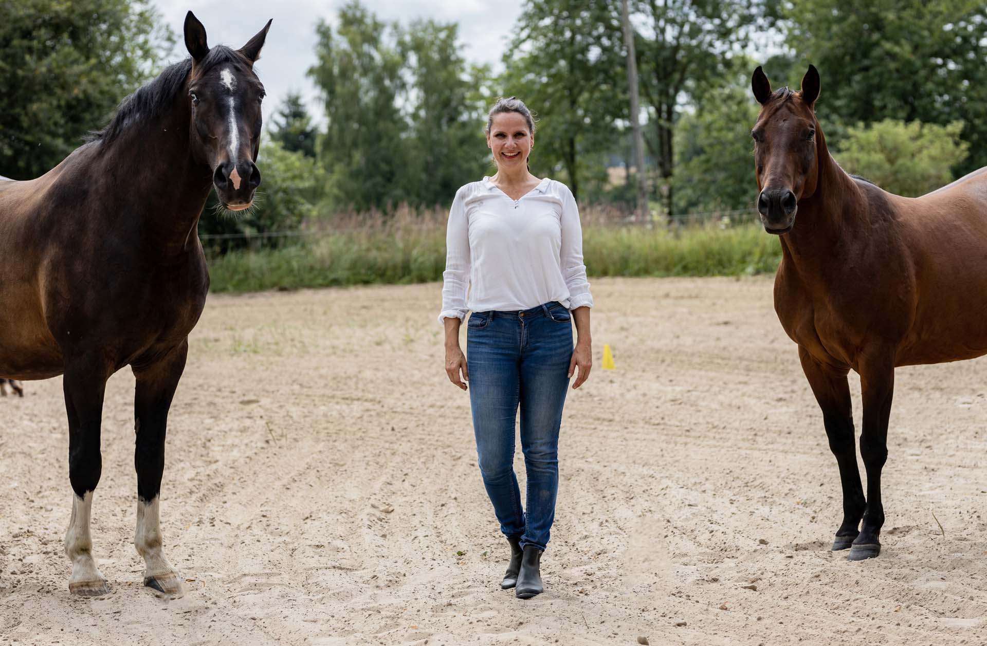 Nadine Fischer mit zwei Pferden